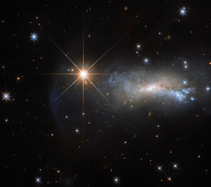 s29231237 Телескоп «Хаббл» показал галактику с огромным ярким объектом